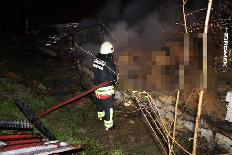Ünye ilçesinde bir ahırda meydana gelen yangında, dumanlar ve alevler
