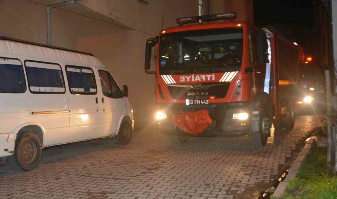 Ünye ilçesinde bir binanın baca kısmında çıkan yangın, sahur vaktinde