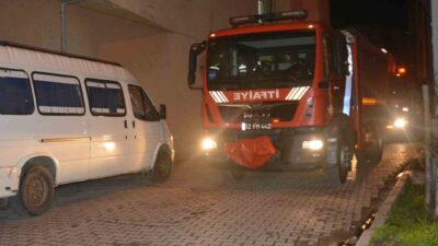 Ünye ilçesinde bir binanın baca kısmında çıkan yangın, sahur vaktinde
