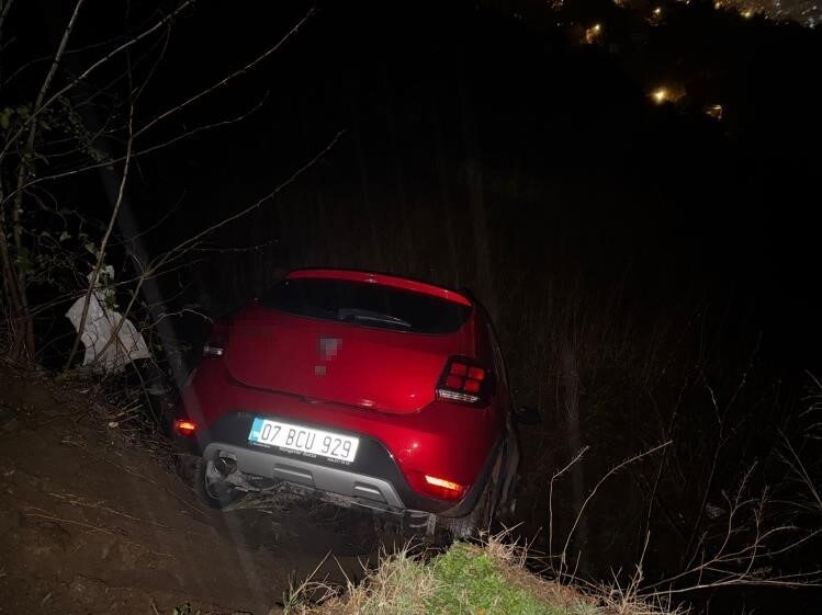 Osmaniye’nin Düziçi ilçesinde yağmurlu bir gecede meydana gelen trafik kazasında,