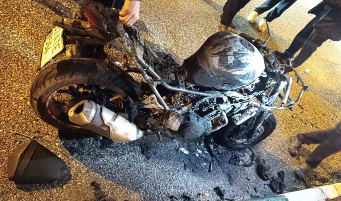 Düziçi ilçesinde park halindeki bir motosiklet, aniden alev aldıktan sonra