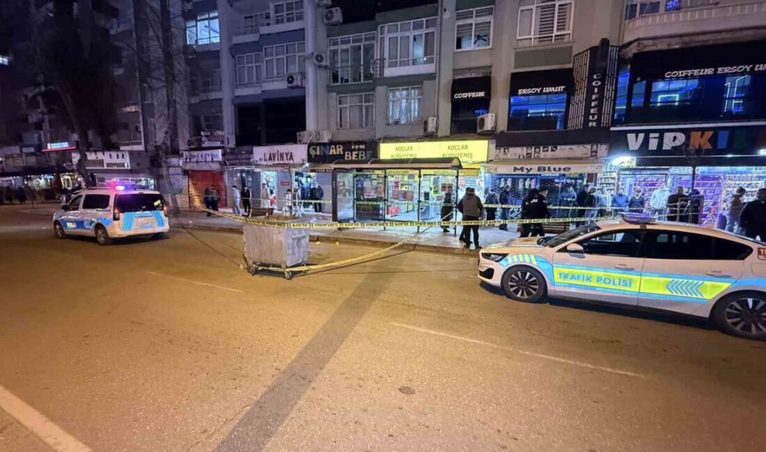 Adana’da bir genç, otobüs beklerken husumetlisi tarafından tabancayla vurularak ağır