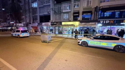 Adana’da bir genç, otobüs beklerken husumetlisi tarafından tabancayla vurularak ağır