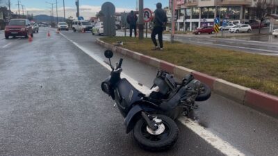 Tavşanlı ilçesinde meydana gelen trafik kazasında otomobil ile motosiklet çarpıştı