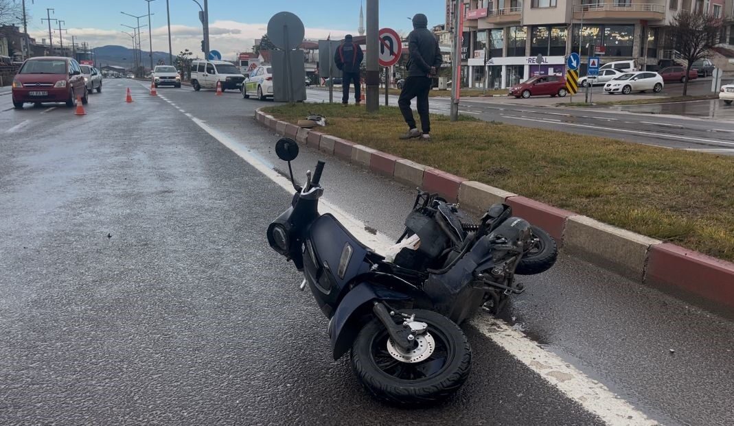 Tavşanlı ilçesinde meydana gelen trafik kazasında otomobil ile motosiklet çarpıştı