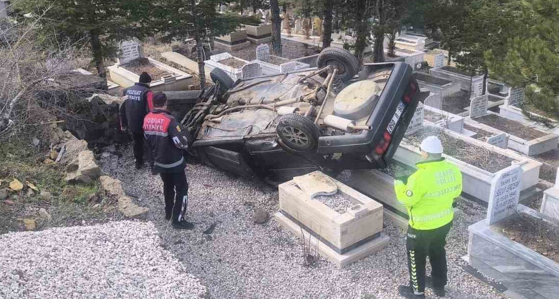 Yozgat’ta bir otomobilin mezarlığa uçtuğu kazada sürücü ve yolcu yaralandı.