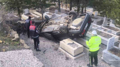 Yozgat’ta bir otomobilin mezarlığa uçtuğu kazada sürücü ve yolcu yaralandı.