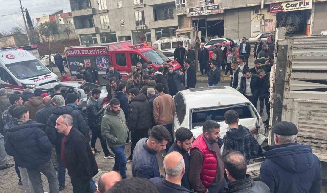 Adıyaman’da bir otomobilin park halindeki araçlara çarpması sonucu 1’i ağır