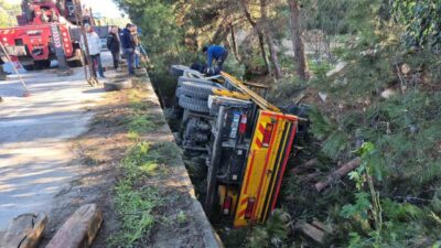 Bodrum ilçesinde meydana gelen trafik kazasında bir vincin şarampole devrilmesi