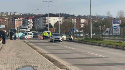 Bartın’ın Kemerköprü Mahallesi’nde meydana gelen bir trafik kazasında, yolun karşısına