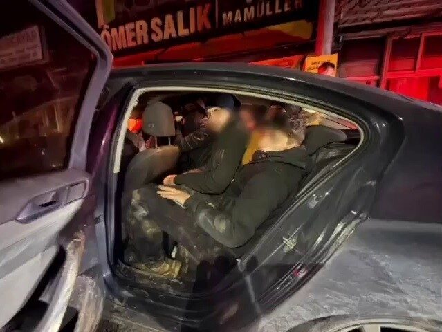 Hatay ilinde insan kaçakçılığı yapan bir organizatör, 10 göçmeni taşıdığı