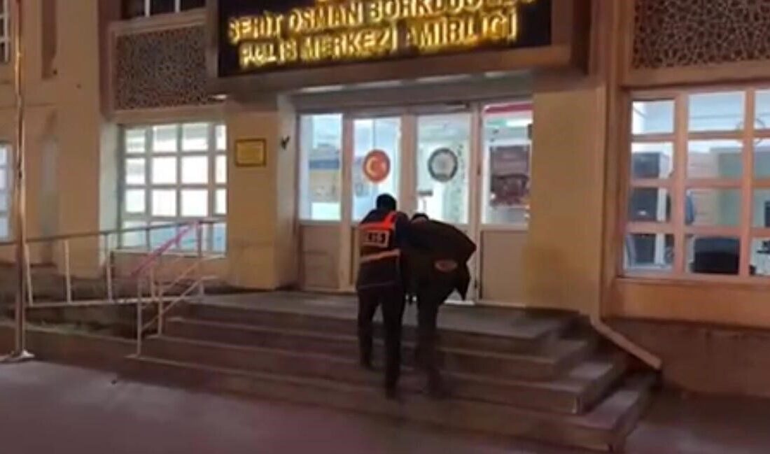 Kayseri’de polis ekipleri tarafından gerçekleştirilen operasyonda, bir otomobilin lastiğini keserek