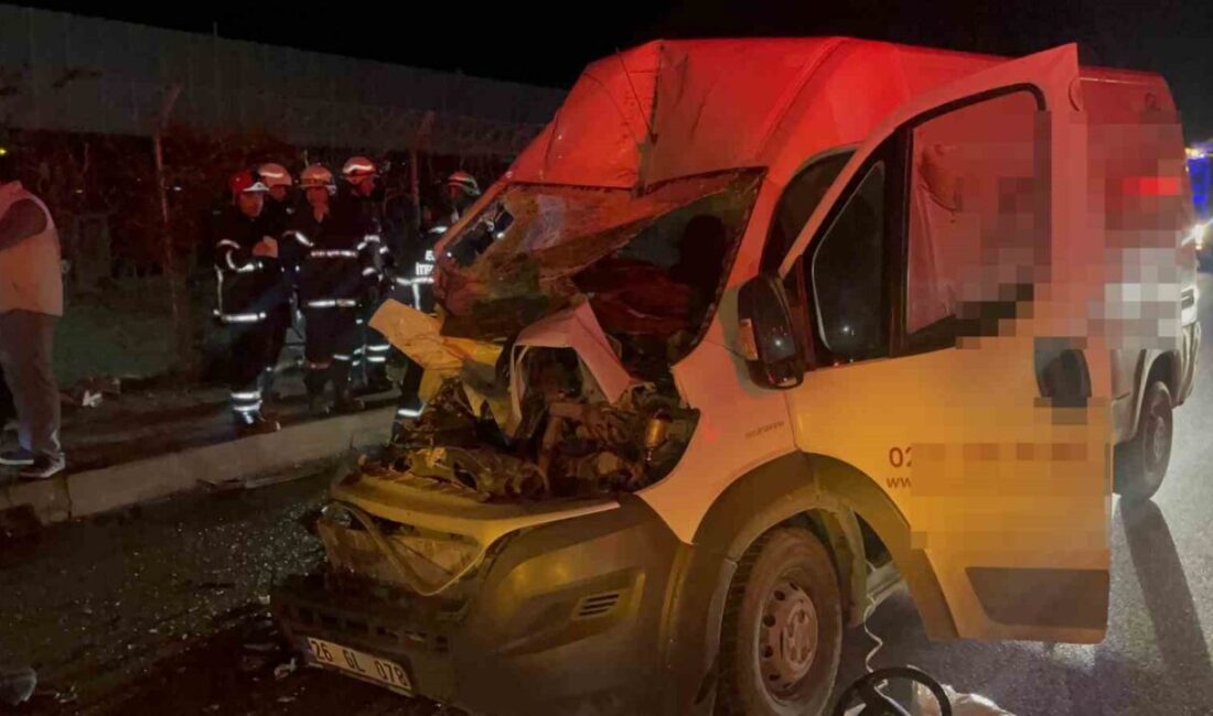 Eskişehir’de yaşanan trafik kazasında, bir panelvan aracın park halindeki bir