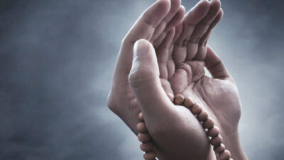 Panik atak, aniden başlayan yoğun korku ve kaygı nöbetleriyle hem