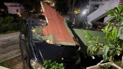 Bodrum ilçesinde meydana gelen şiddetli fırtına nedeniyle yerinden kopan bir
