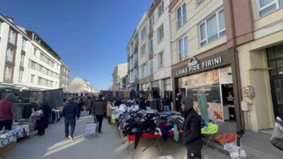 Eskişehir’de bir semt pazarının kurulduğu sokak üzerinde çıkan baca yangınına