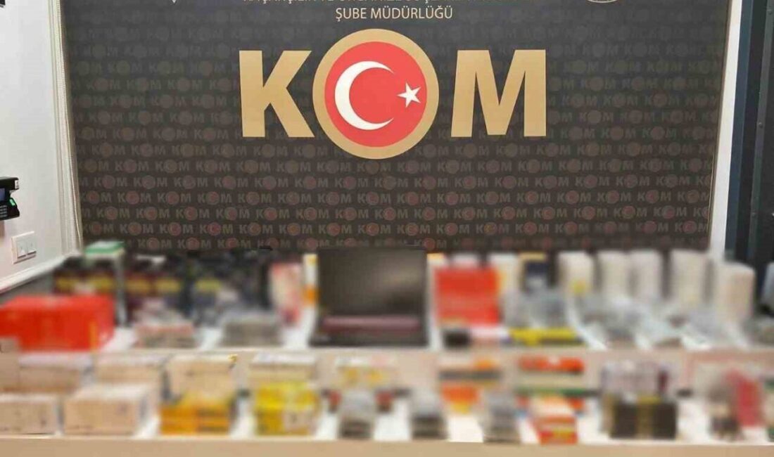 Afyonkarahisar’da düzenlenen polis operasyonunda kaçak cep telefonu parçaları ve aksesuarları