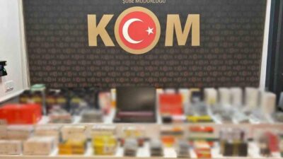 Afyonkarahisar’da düzenlenen polis operasyonunda kaçak cep telefonu parçaları ve aksesuarları