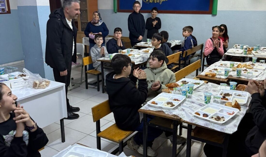 Pursaklar Belediye Başkanı Ertuğrul Çetin, Ramazan ayı nedeniyle düzenlenen iftar