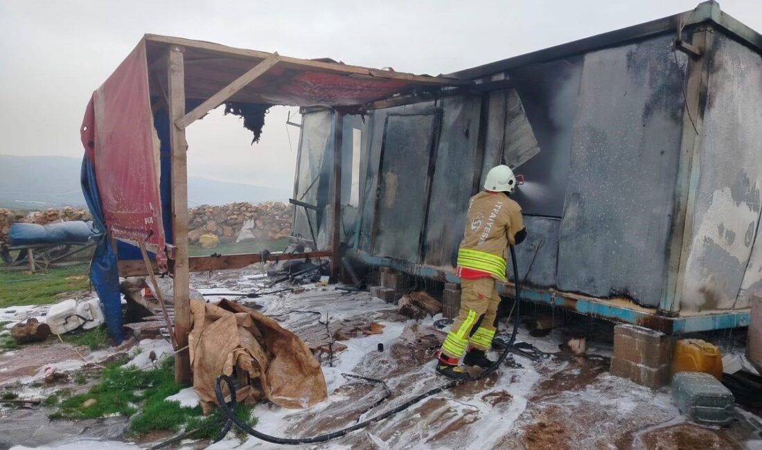 Hatay’ın Reyhanlı ilçesi Çakıryiğit Mahallesi’nde meydana gelen yangında, vatandaşların barınma