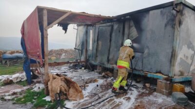 Hatay’ın Reyhanlı ilçesi Çakıryiğit Mahallesi’nde meydana gelen yangında, vatandaşların barınma