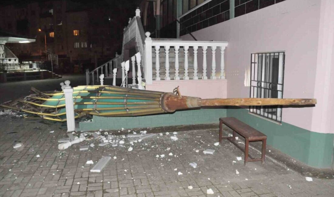 Manisa’nın Salihli ilçesinde akşam saatlerinde şiddetli rüzgarın etkisiyle 100’den fazla