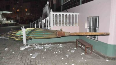 Manisa’nın Salihli ilçesinde akşam saatlerinde şiddetli rüzgarın etkisiyle 100’den fazla