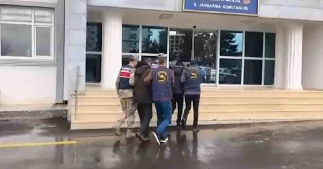 Şanlıurfa’da bir eve silahlı saldırı düzenlendiği iddiasıyla 2 şüphelinin gözaltına