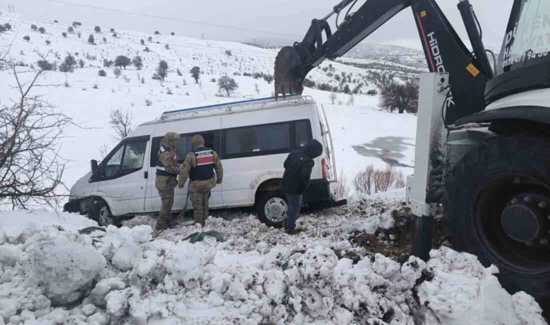 Elazığ’da yaşanan yoğun kar yağışı nedeniyle şarampole kayan bir minibüs,