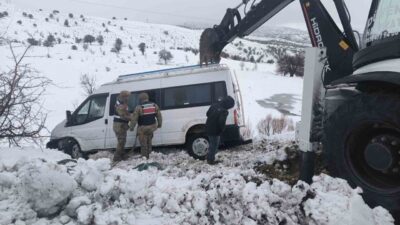 Elazığ’da yaşanan yoğun kar yağışı nedeniyle şarampole kayan bir minibüs,