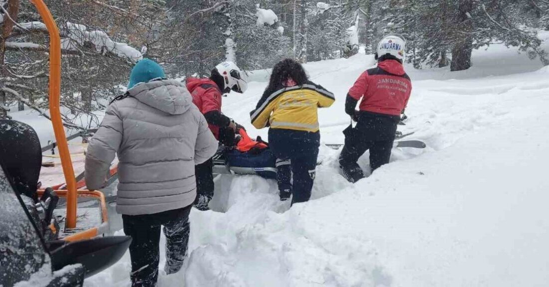 Sarıkamış’ta kayak yaparken yaralanarak ayağında sorun yaşayan bir kadına Jandarma