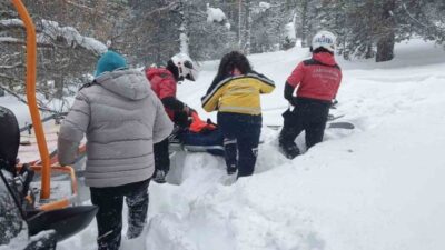 Sarıkamış’ta kayak yaparken yaralanarak ayağında sorun yaşayan bir kadına Jandarma