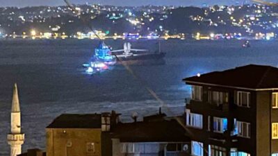 Sarıyer açıklarında kurtarılan Razouk isimli kargo gemisi, fırtınada demir attığı