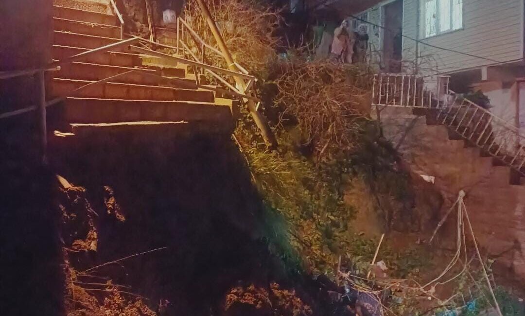 Sarıyer’de meydana gelen yağış sonucu bir binanın yanındaki merdivenin çökmesiyle