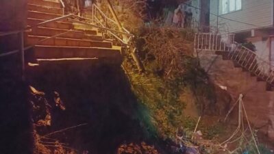 Sarıyer’de meydana gelen yağış sonucu bir binanın yanındaki merdivenin çökmesiyle