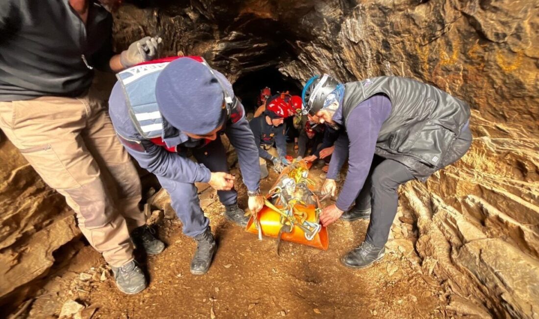 İzmir’in Selçuk ilçesinde bulunan Sütini Mağarası’nda gerçekleştirilen eğitim etkinliği sırasında