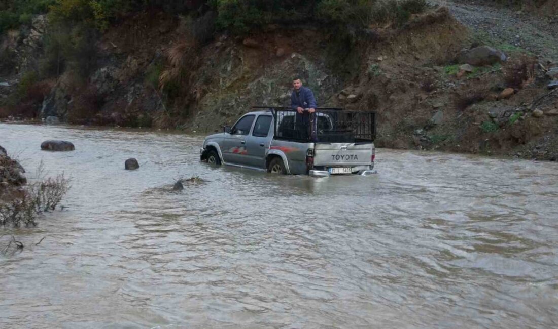 Hatay’da gerçekleşen şiddetli yağışlar, birçok yolu su altında bırakarak araçların