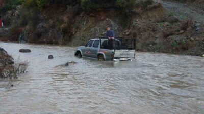 Hatay’da gerçekleşen şiddetli yağışlar, birçok yolu su altında bırakarak araçların