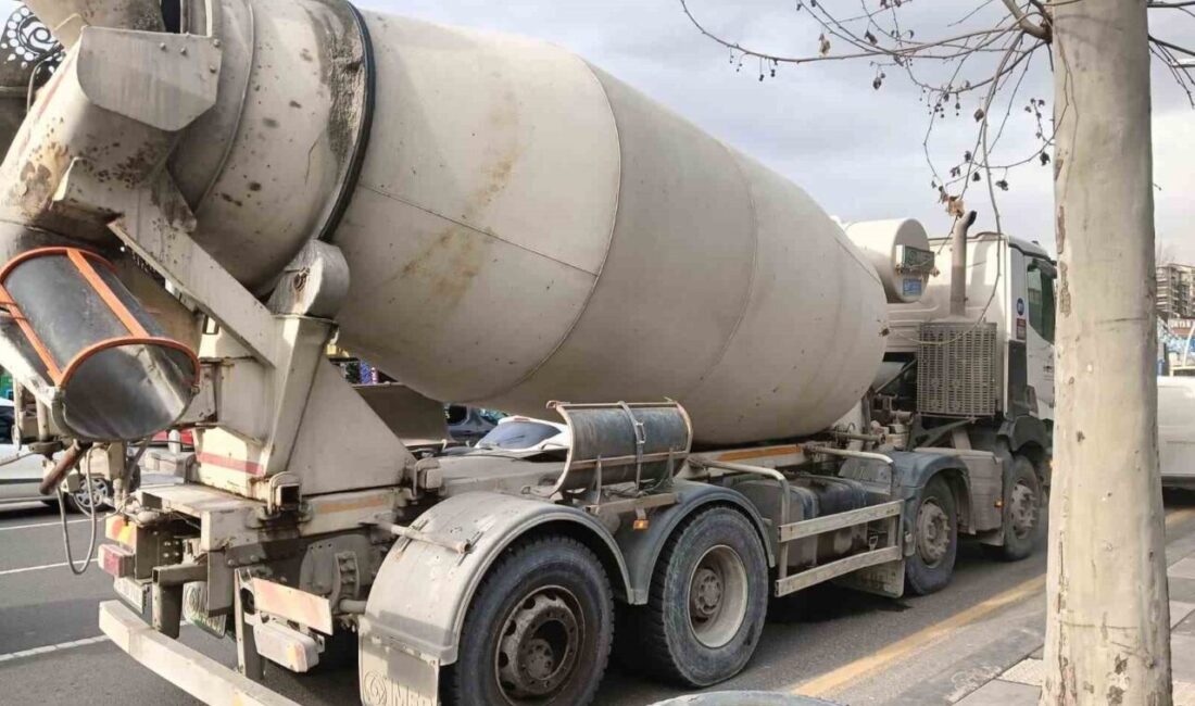 Ankara’da, Kalaba Mahallesi Atatürk Caddesi’nde seyir halindeki bir beton mikserinden