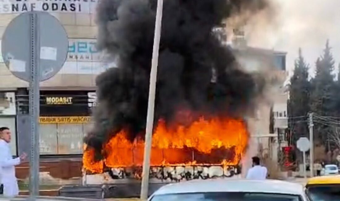 Gaziantep’te bir şehir içi halk otobüsü, seyir halindeyken motor kısmından
