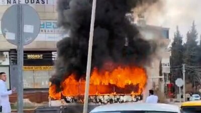 Gaziantep’te bir şehir içi halk otobüsü, seyir halindeyken motor kısmından