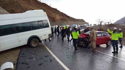 Pervari ilçesine öğrenci servisi ile öğretmenleri taşıyan bir aracın karıştığı
