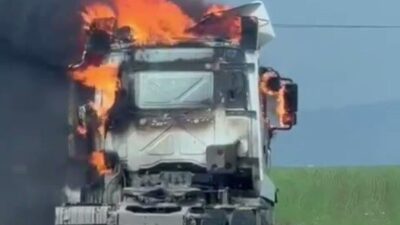 Şırnak’ın Silopi ilçesinde bir tır, çevre yolunda seyir halindeyken alev