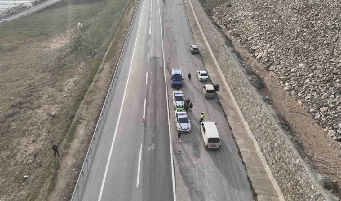 Simav ilçesinde trafik güvenliğini artırmak amacıyla drone kullanılarak denetim gerçekleştirildi.
