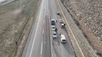 Simav ilçesinde trafik güvenliğini artırmak amacıyla drone kullanılarak denetim gerçekleştirildi.