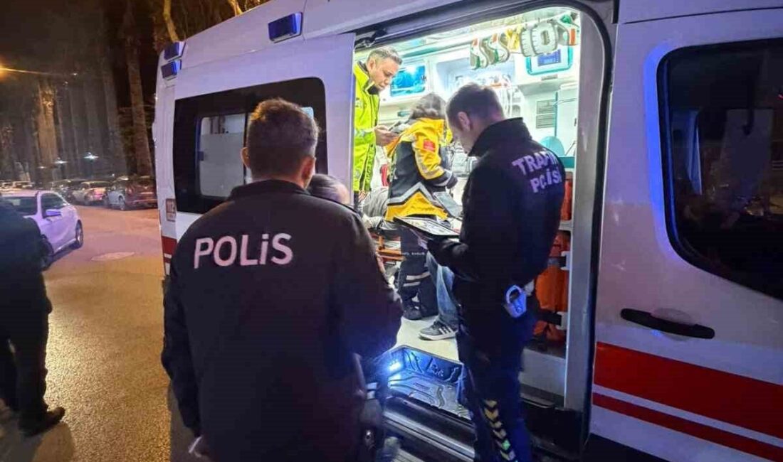 Sinop’ta bir motosiklet, Yeni Mahalle Gazi Caddesi üzerinde yolun karşısına