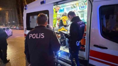 Sinop’ta bir motosiklet, Yeni Mahalle Gazi Caddesi üzerinde yolun karşısına