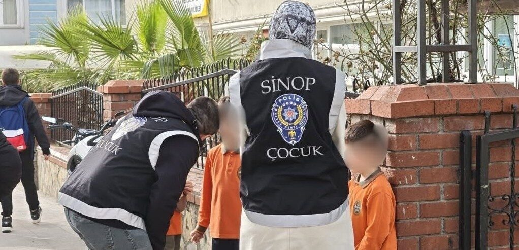 Sinop’ta, polis ekipleri, çocuk ve gençlerin güvenliğini sağlamak amacıyla okul