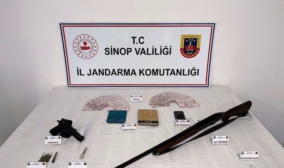 Jandarma ekiplerinin Sinop’un Gerze ilçesinde düzenlediği operasyonda uyuşturucu madde, silah