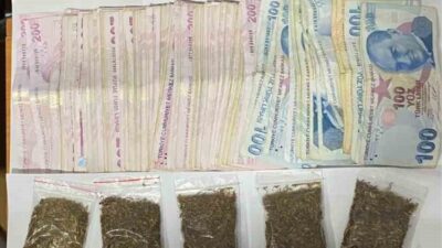 Gerze ilçesinde polis ekipleri tarafından gerçekleştirilen operasyonda 90,6 gram uyuşturucu